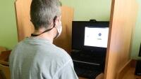 Odsouzený při online návštěvě